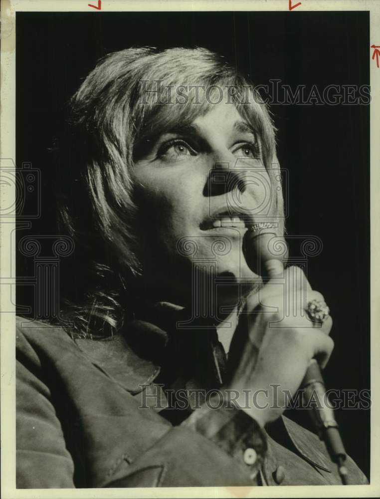 Singer Anne Murray performs in closeup - Historic Images