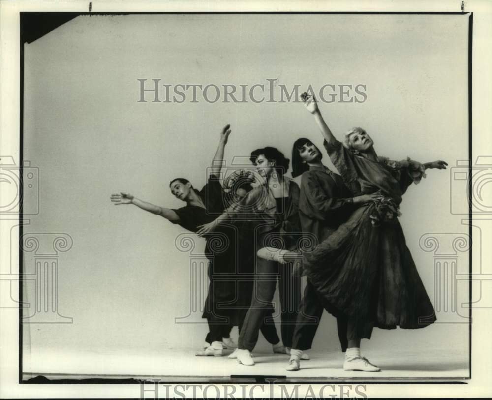Press Photo Dancers in &quot;United States&quot; Performance by David Gordon, Entertainers- Historic Images