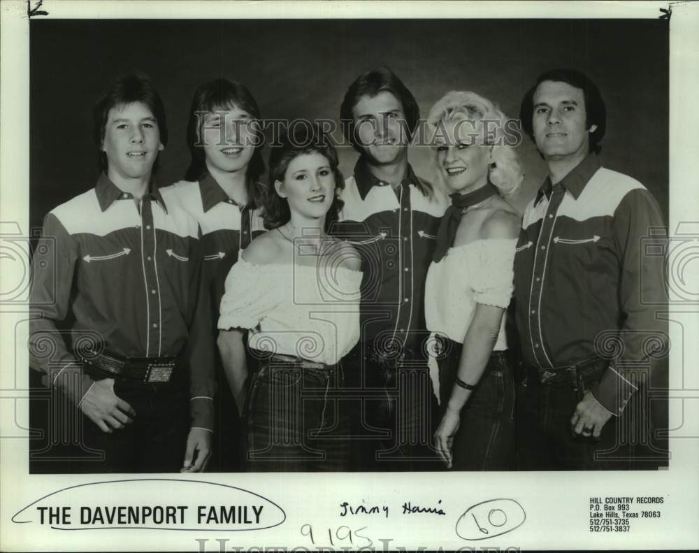 Press Photo Jimmy Harris with The Davenport Family band, Entertainers - Historic Images