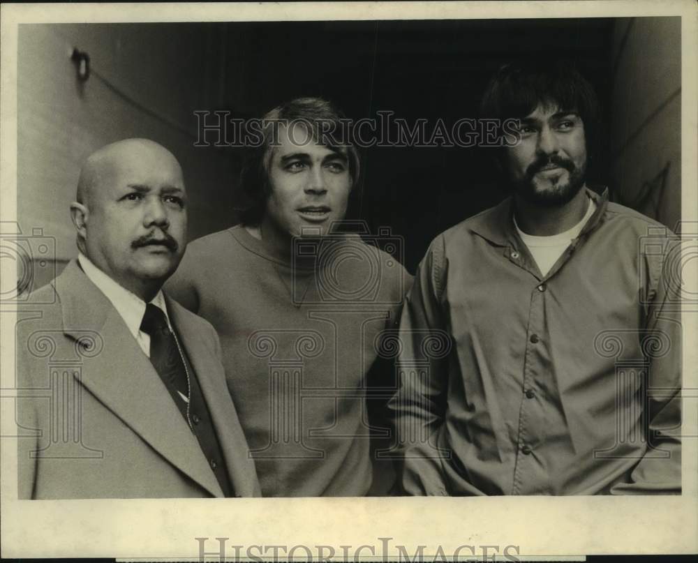 1975 Press Photo Khigh Dhiegh, Joe Capp, Roman Gabriel in "Khan!" on CBS TV - Historic Images