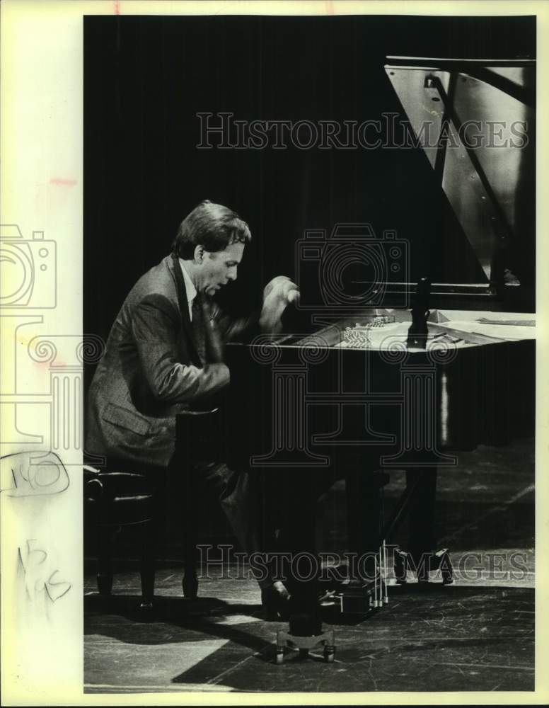 1984 Press Photo Classical pianist James Dick performs at Beethoven Hall. - Historic Images