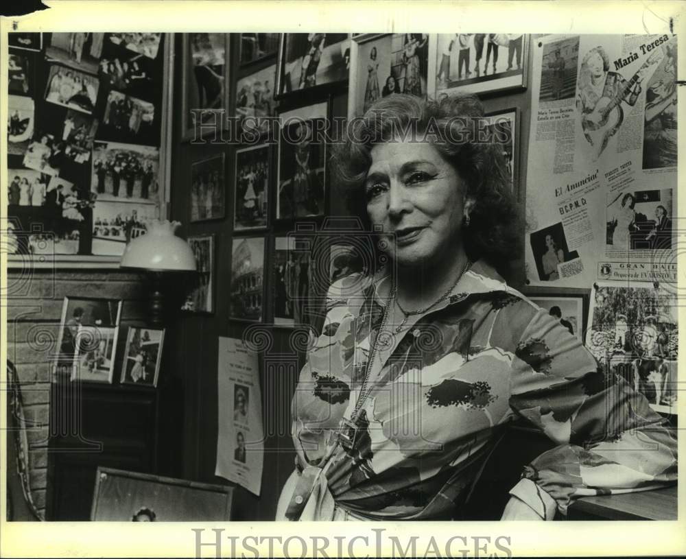 1985 Maria Teresa Barcelata, Local Singer - Historic Images