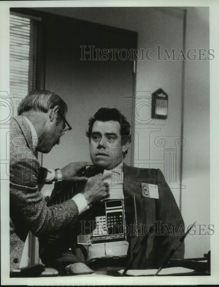 1976 Press Photo Actor John Schuck with Larry Hovis in "Holmes and Yoyo" - Historic Images