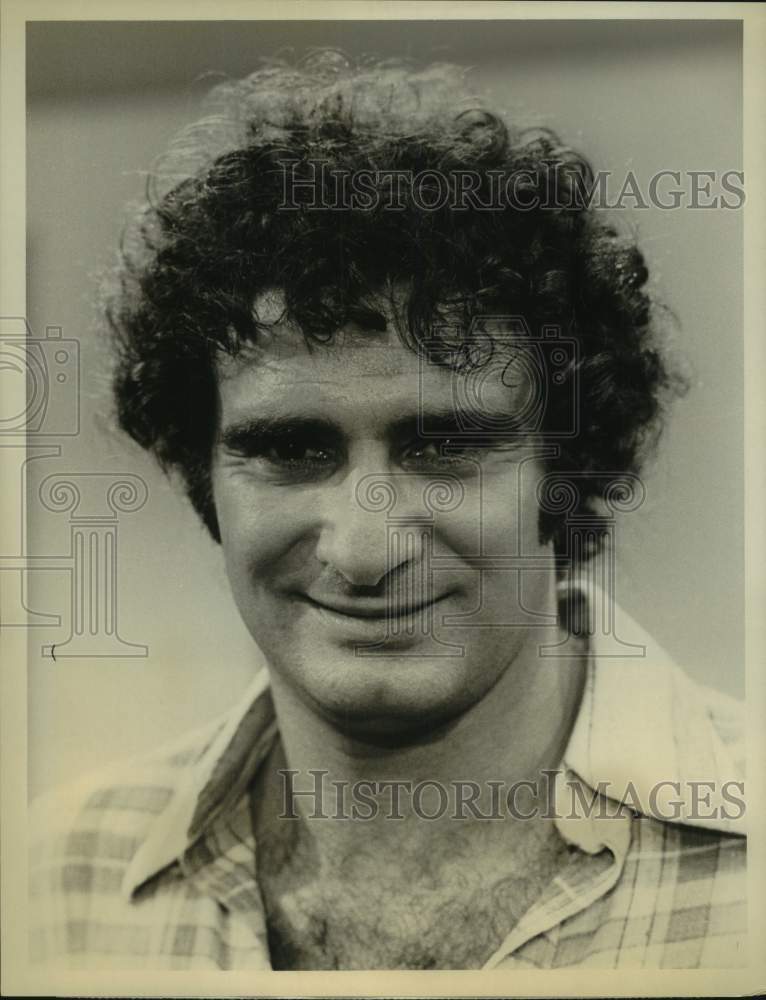 1976 Press Photo Actor Lenny Schultz on Television's "Ball Four" - Historic Images