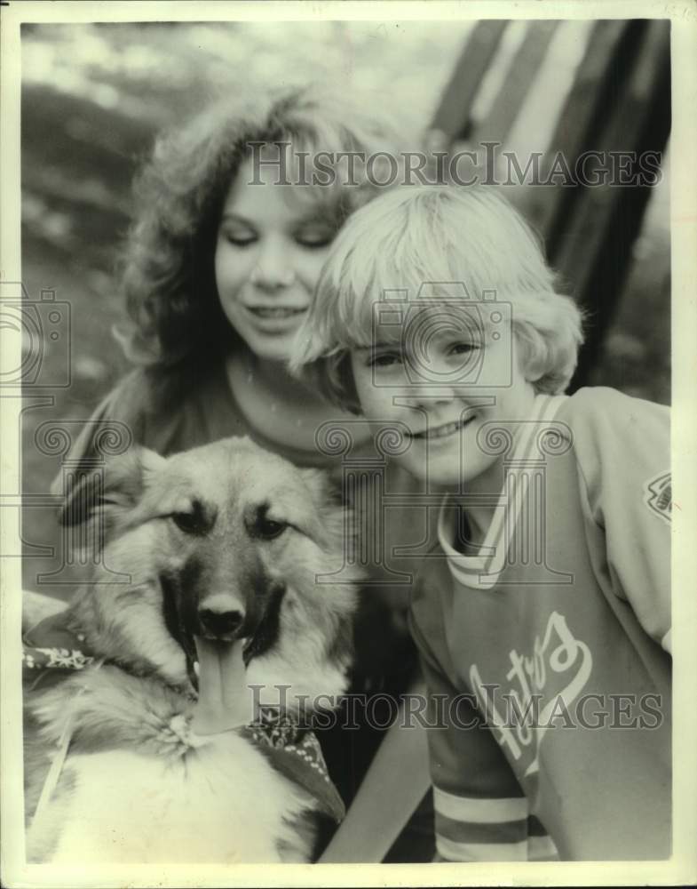 Press Photo Actor Ricky Schroder with Kerry Melendrez and dog on set of movie - Historic Images