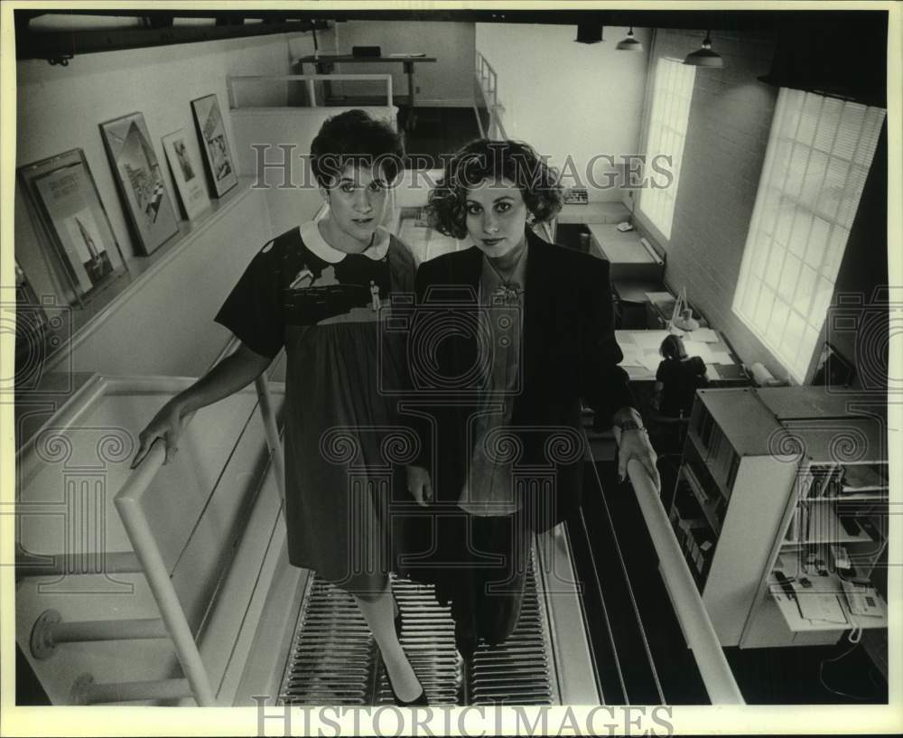 1986 Press Photo Maryrose Monroe and Jill Giles of Alamo Graffiti. - Historic Images