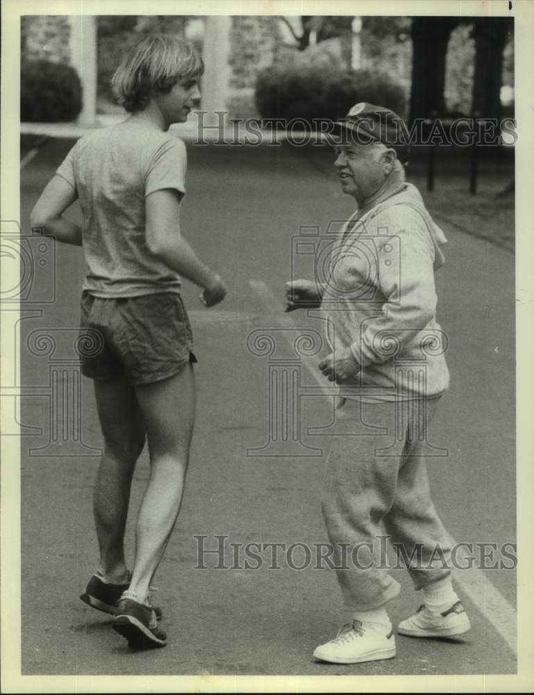 1982 Press Photo Actors Mickey Rooney and Dana Carvey in "One of the Boys" - Historic Images