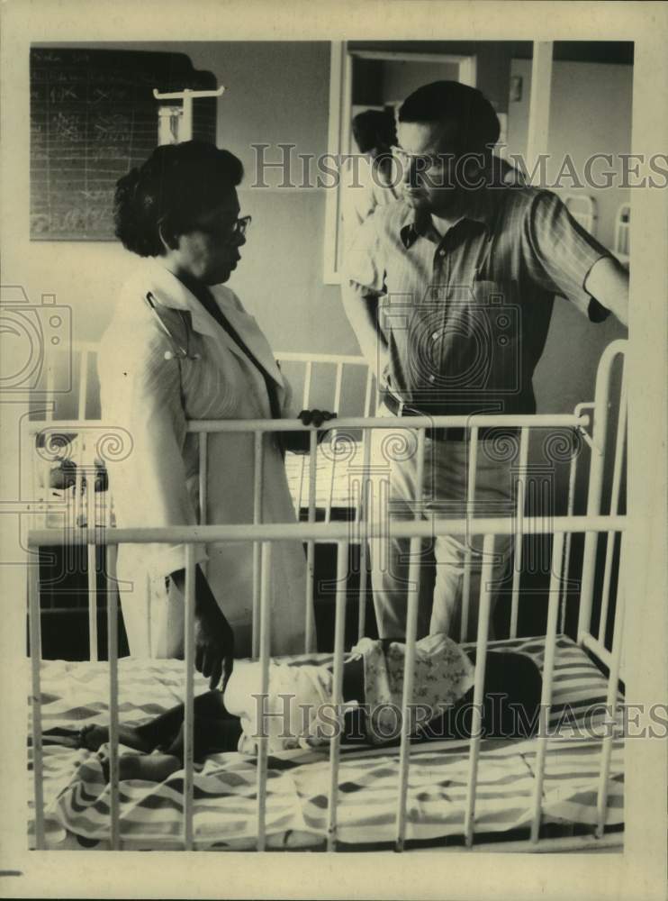 1978 Press Photo Host Bill Moyers interviews Dr. Haydee Rondon on "CBS Reports" - Historic Images