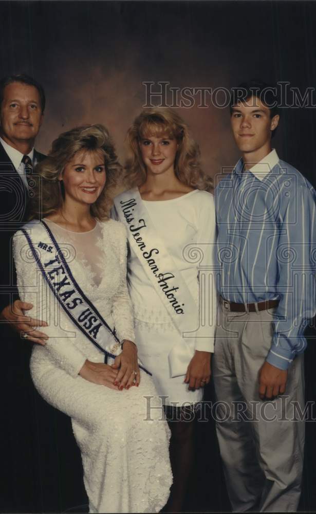 1881 Mrs. Texas, USA with Miss Teen San Antonio, Texas - Historic Images