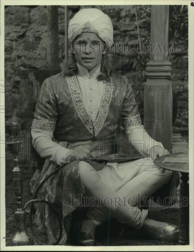 1984 Press Photo Actor Michael York seated in scene - Historic Images