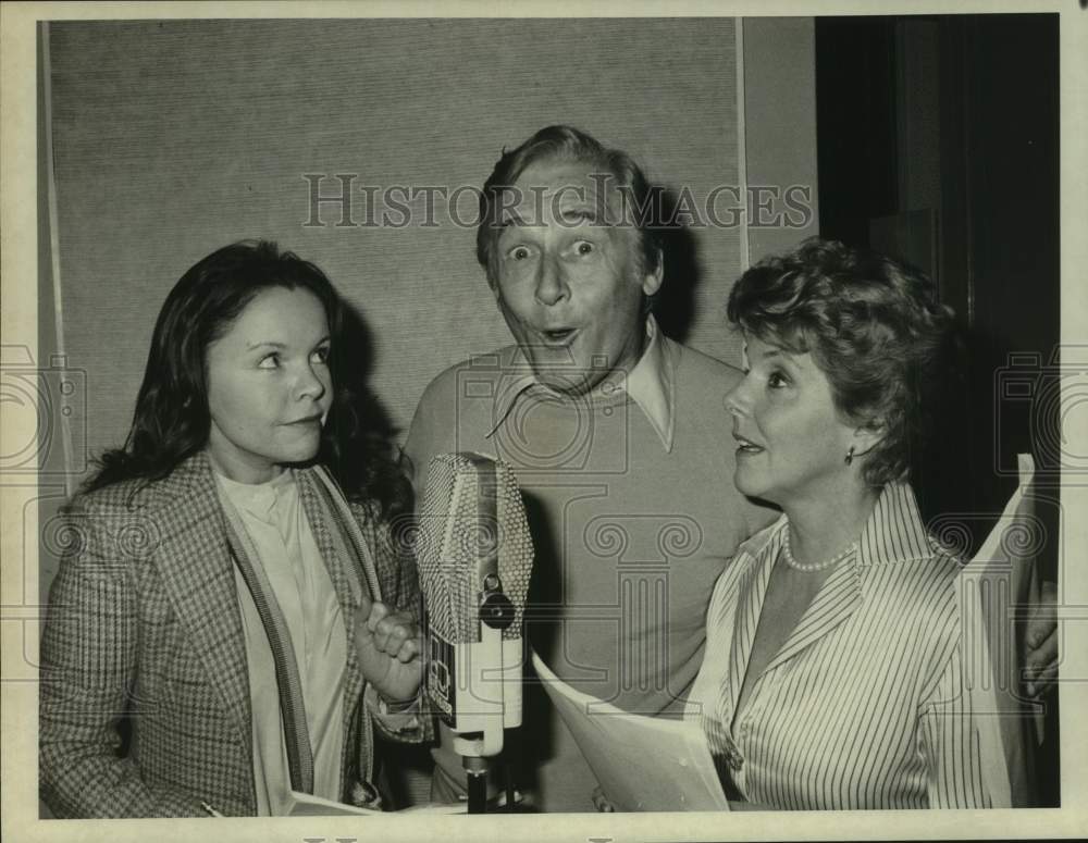 Press Photo Actor Alan Young with Actresses - Historic Images