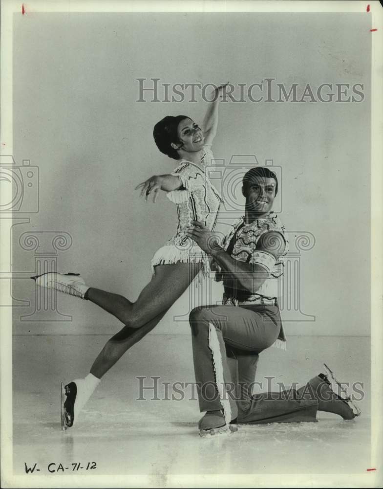 1970 Press Photo Figure skaters from Ice Follies show. - sap35941- Historic Images