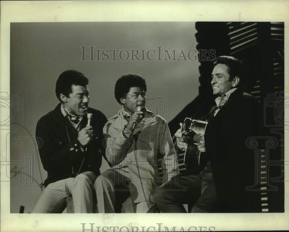 1969 Press Photo Johnny Cash with O. C. Smith and O. C. Smith, Jr. - Historic Images