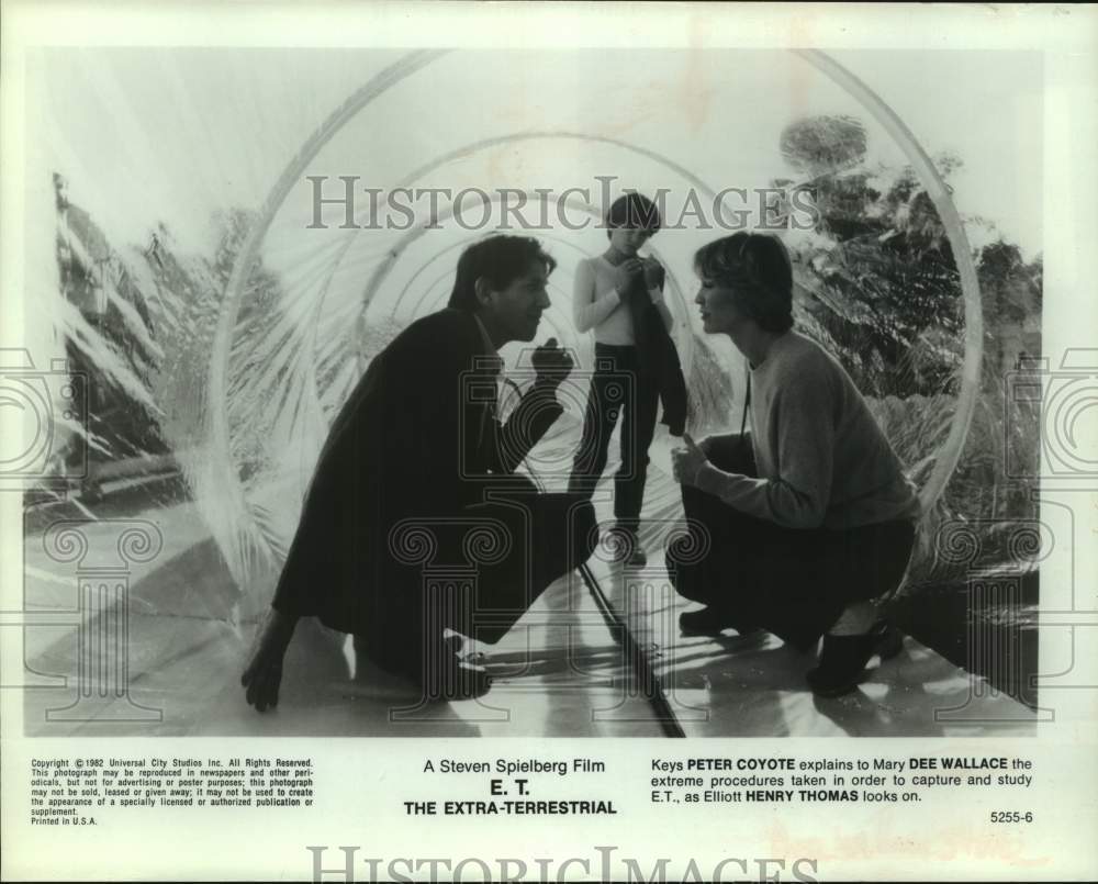 1982 Press Photo Actors Peter Coyote, Henry Thomas, Dee Wallace in "E.T." movie - Historic Images