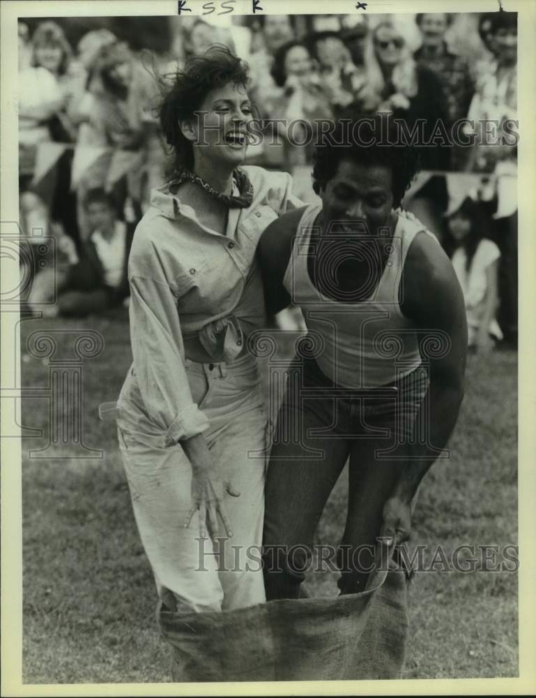 1986 Actors Philip Michael Thomas, Lesley Ann Warren in &quot;Colors&quot; - Historic Images