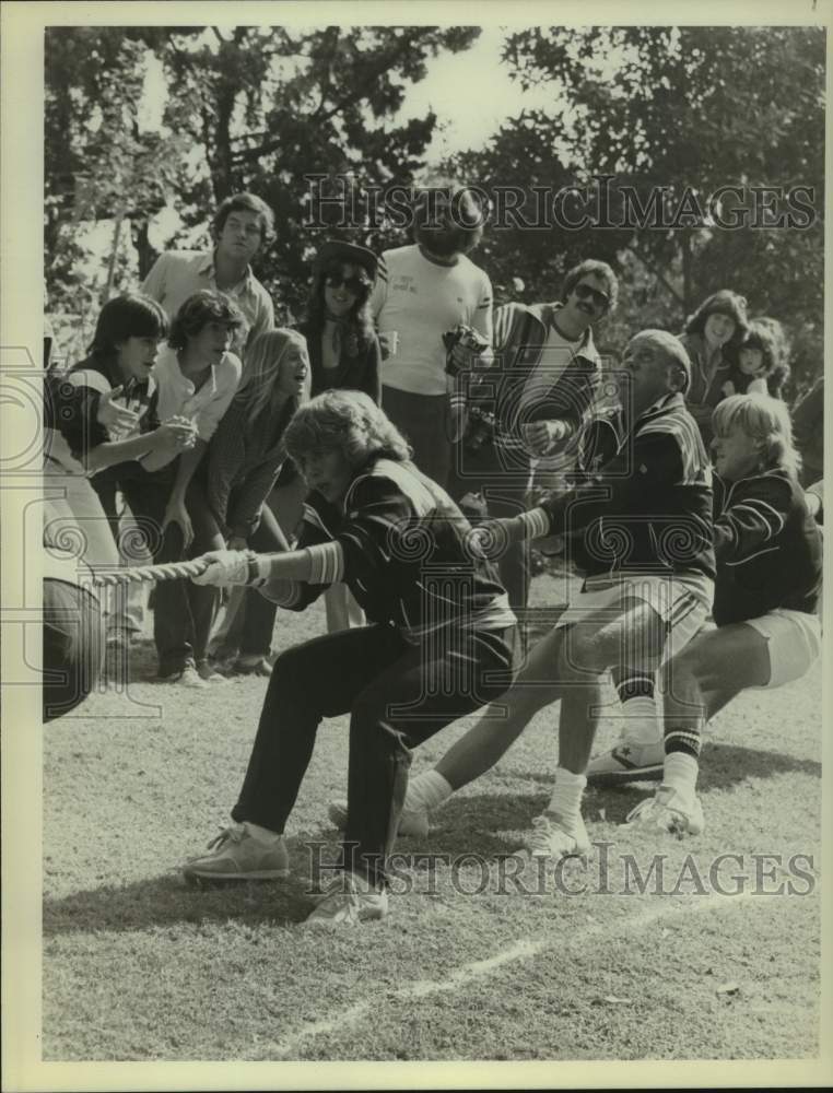 Press Photo Actor Dick Van Patten in tug of war with co-stars - Historic Images