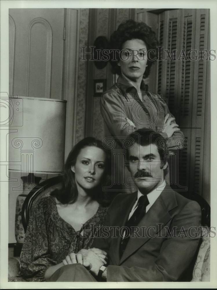 Press Photo Actor with Two Female Co-Stars in Scene - Historic Images