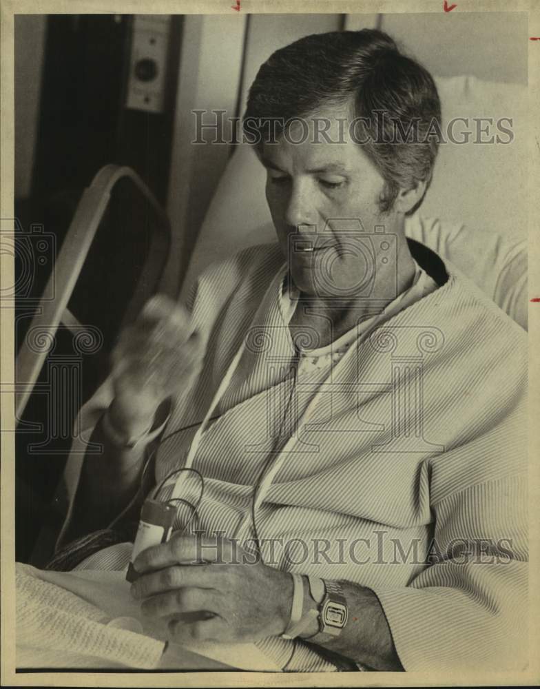 1982 Press Photo Gene Tuck pops pill after van wreck in Santa Rosa Hospital - Historic Images