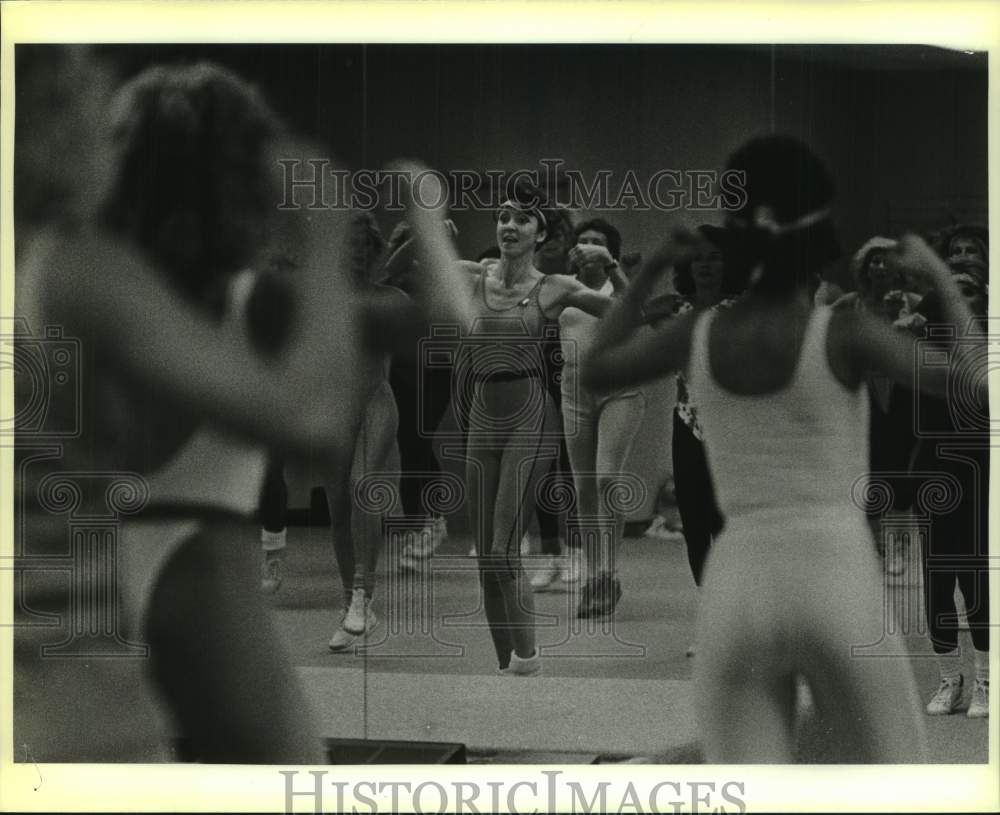 1986 Press Photo Charlene Prichett with class attendees of fitness class - Historic Images