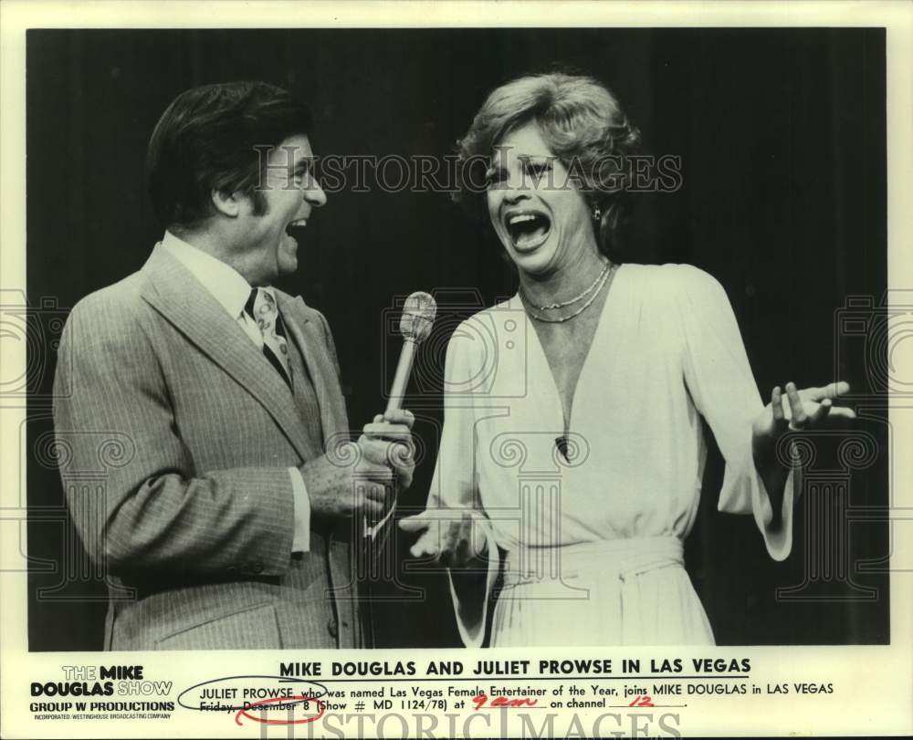 1978 Press Photo Entertainer Juliet Prowse with Host Mike Douglas on TV Show - Historic Images