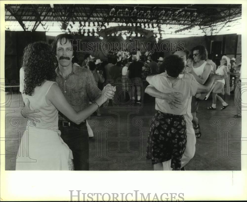 1994 Press Photo Attendees Dancing at Tejano Conjunto Festival at Rosedale Park - Historic Images