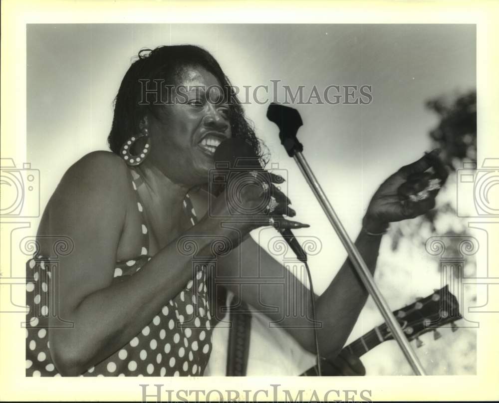 1991 Press Photo Entertainer Lady Pearl at Institutes Bowie St. Blues Event - Historic Images
