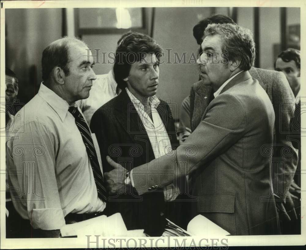 Press Photo Actor Lou Grant with co-stars in show scene - Historic Images