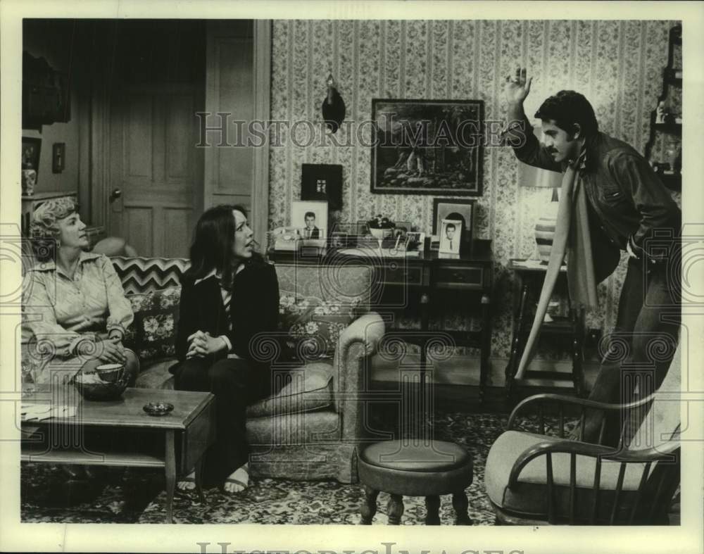 Press Photo Actor in scene with Actresses seated on couch - Historic Images