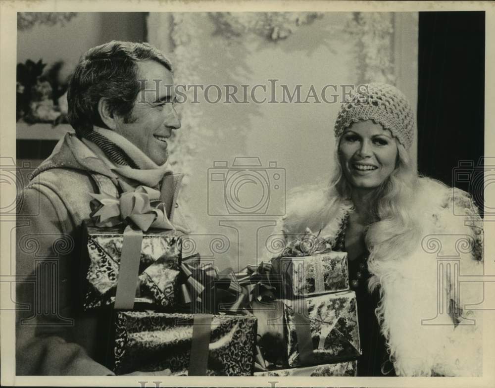 Press Photo Actress Sally Struthers with Co-Star - Historic Images