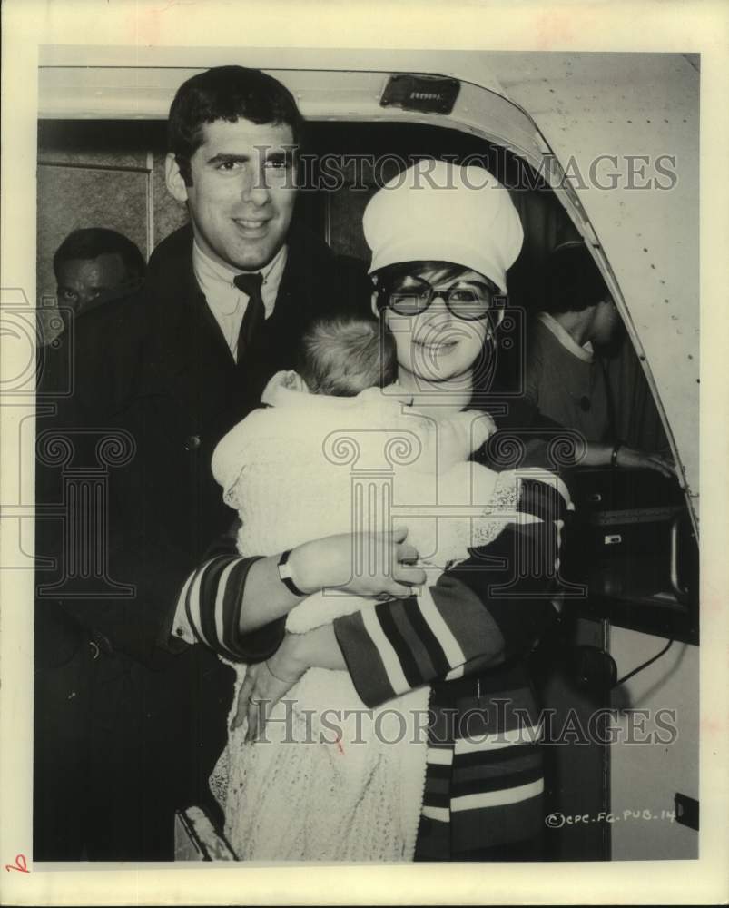 Press Photo Barbra Streisand with Elliott Gould and son - Historic Images