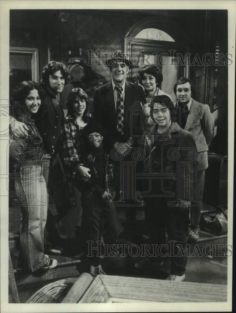 Press Photo Abe Vigoda, Actor with Co-Stars on Set - Historic Images