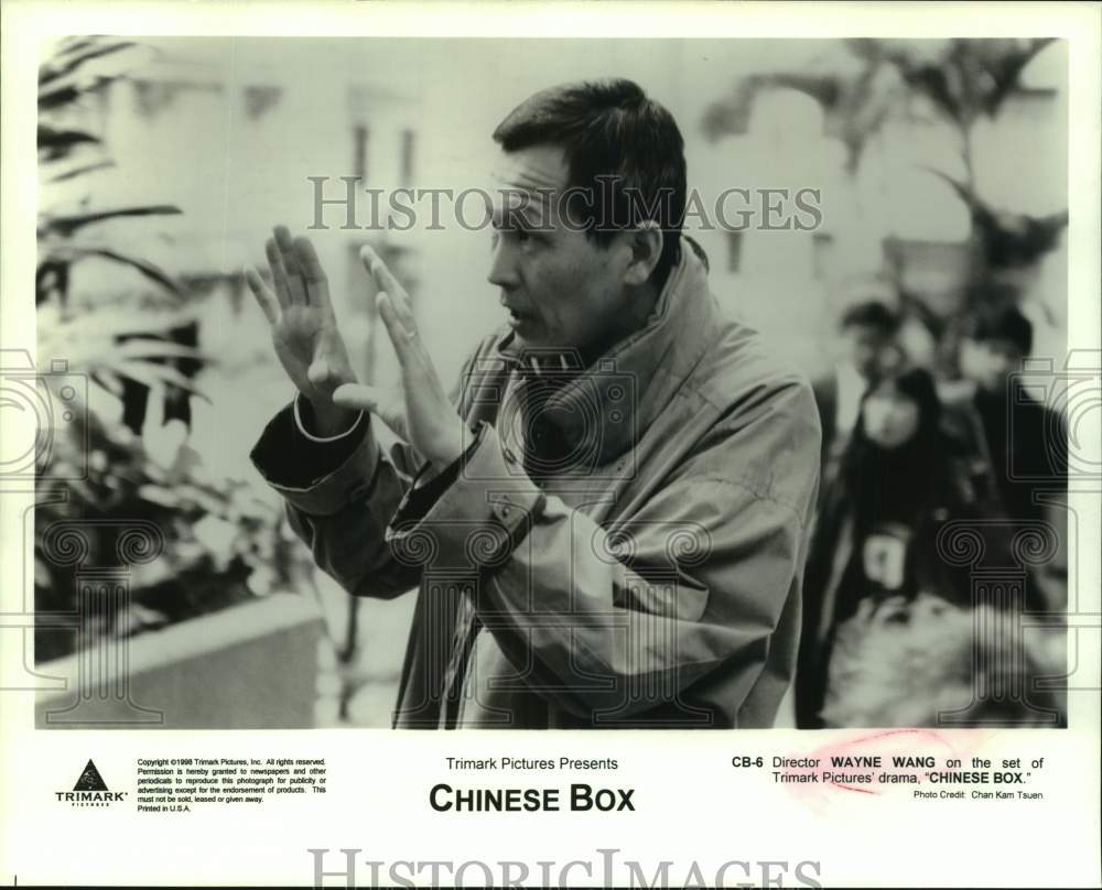 1996 Press Photo Director Wayne Wang on the set of &quot;Chinese Box&quot; movie - Historic Images