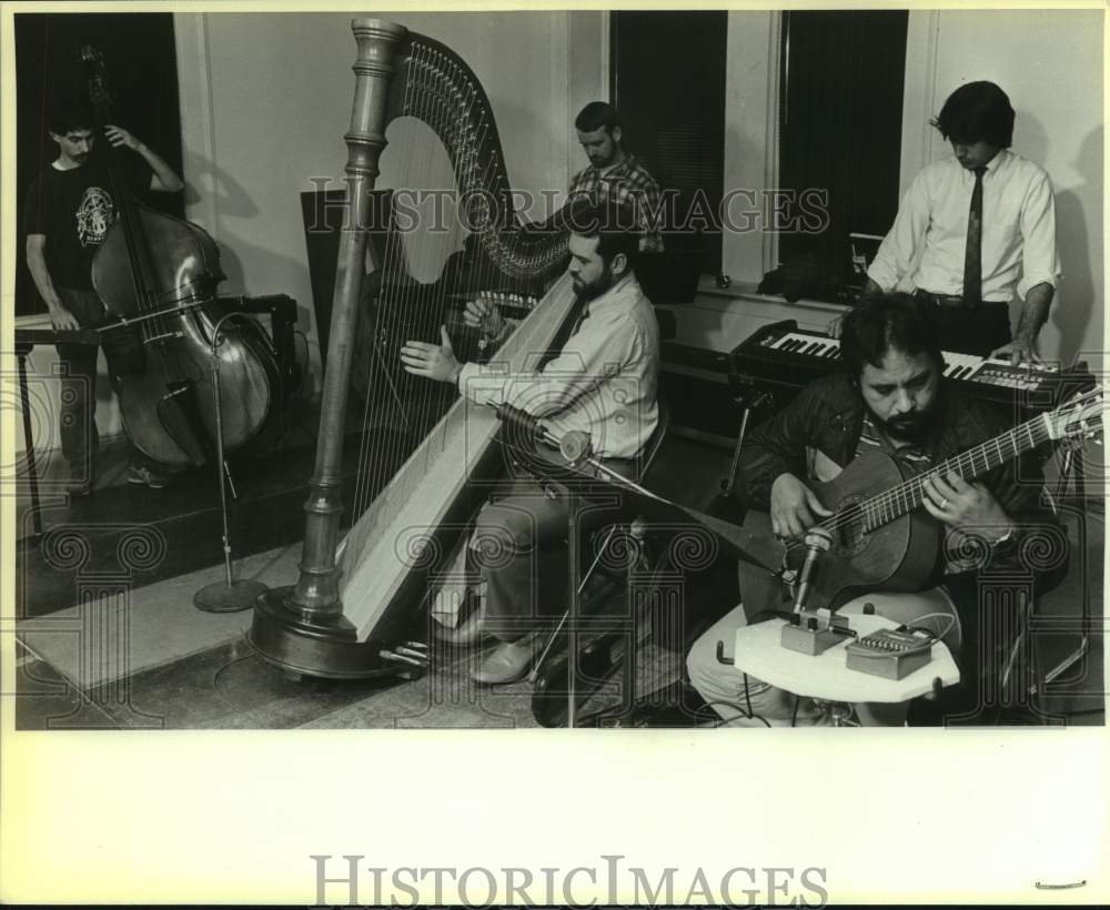 1986 Press Photo Musicians at Band Rehearsal at Urban 15 Studio - Historic Images