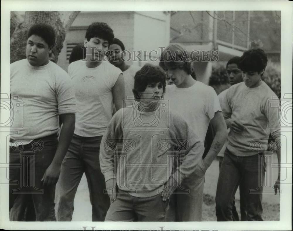 Press Photo Group of Actors in show scene - Historic Images