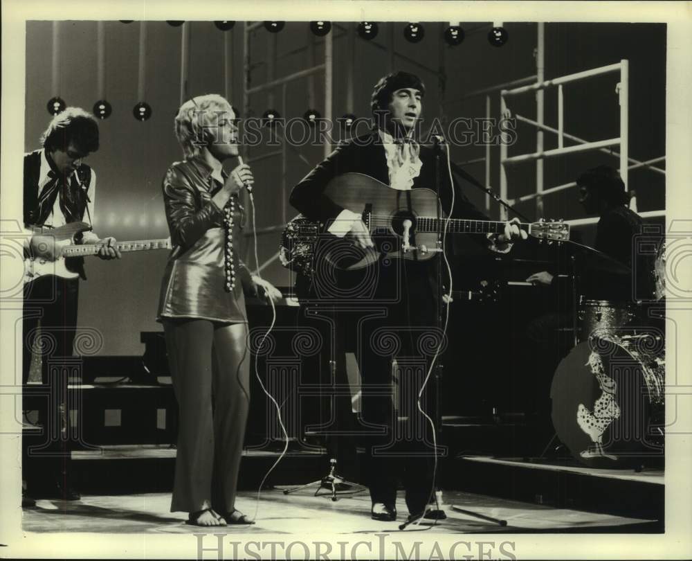Press Photo A band performing on stage. - Historic Images