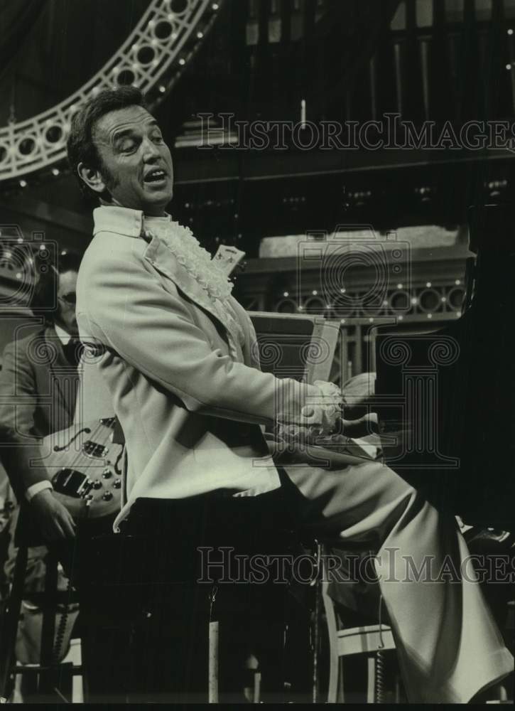 Press Photo Pianist Roger Williams performs on Evening at Pops, on PBS. - Historic Images