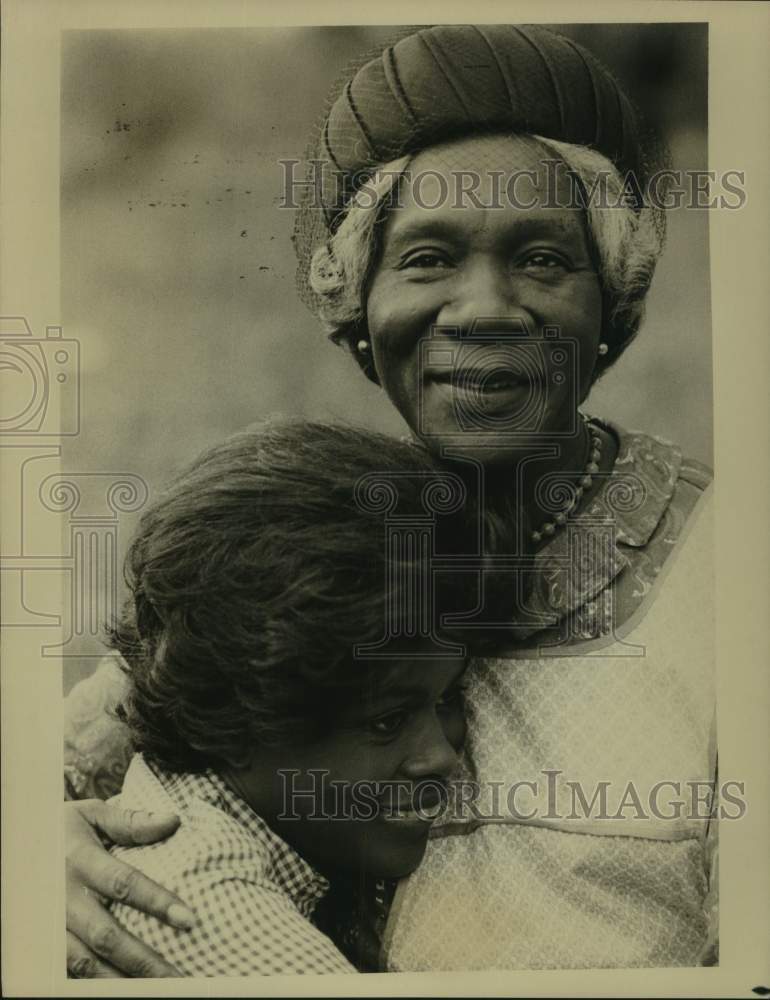 Press Photo Actress Cicely Tyson with Actress in closeup portrait - Historic Images