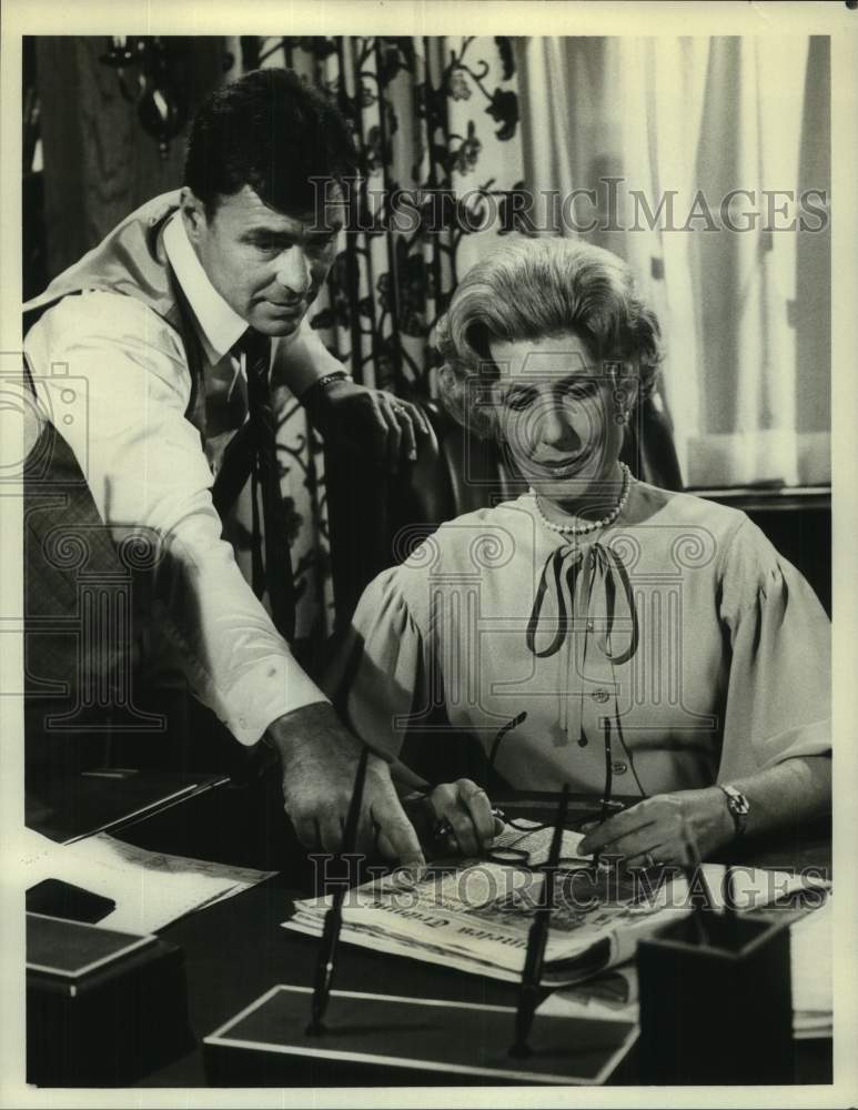 Press Photo Actor and Actress in show scene at desk - Historic Images