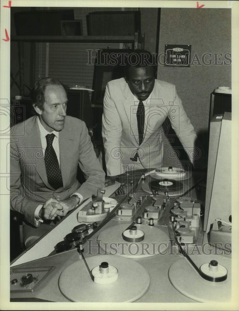 1981 Press Photo NBC News Correspondents Garrick Utley and Emery King in Studio - Historic Images