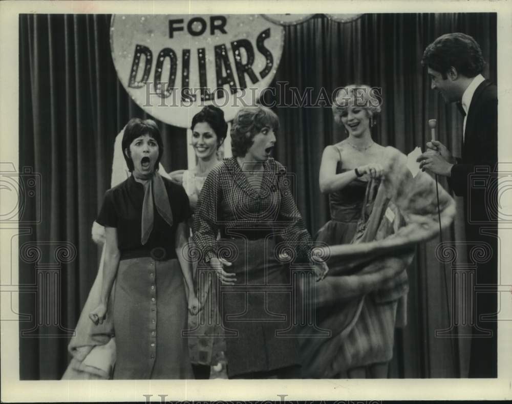 Press Photo Actresses in &quot;Laverne and Shirley&quot; show with co-stars - Historic Images