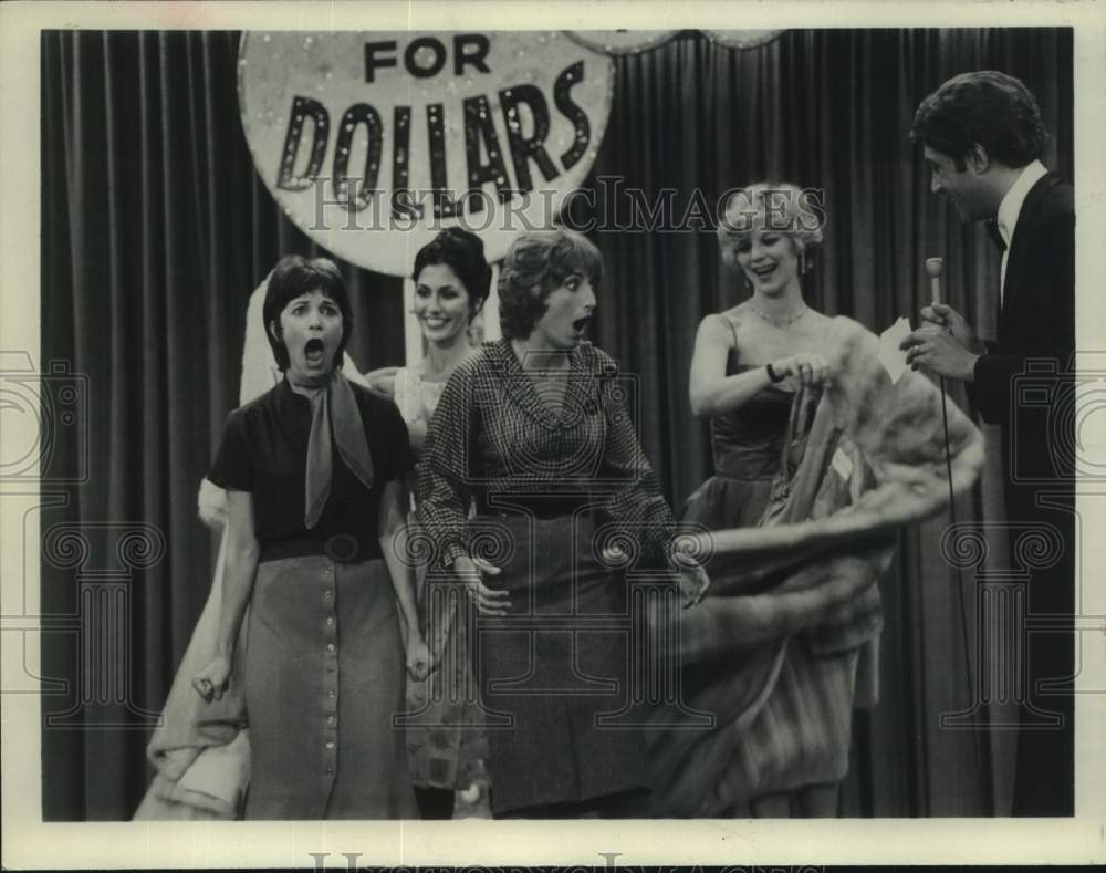 Press Photo Actresses in "Laverne and Shirley" show with co-stars - Historic Images