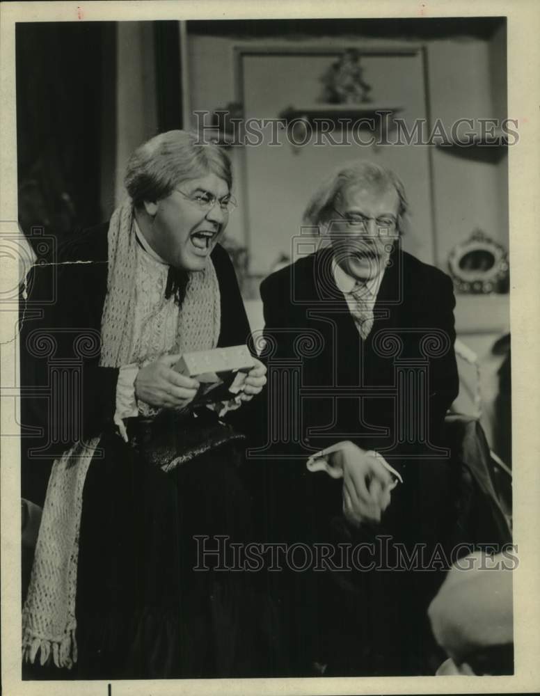 1980 Press Photo Comedian Jonathan Winters as Maude Frickert with co-star - Historic Images