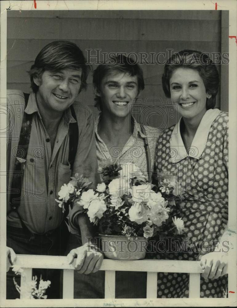 1972 Press Photo Actor Ralph Waite with co-stars in "The Waltons" - Historic Images