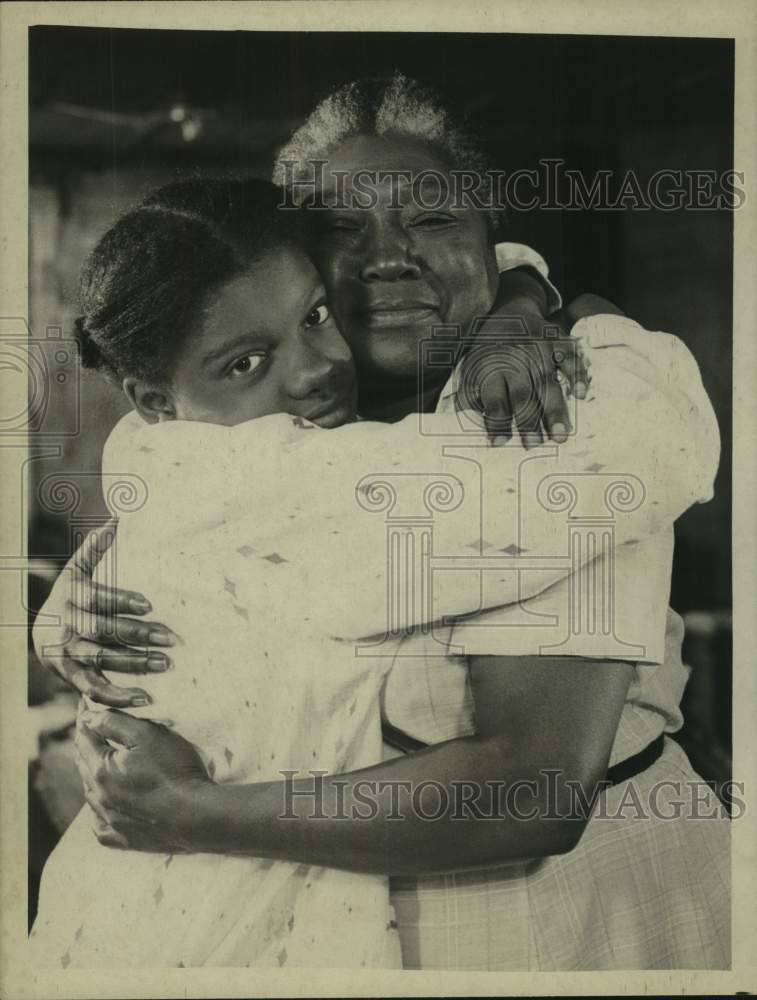 Press Photo Actress Esther Rolle Embraces Co-Star in Scene - Historic Images