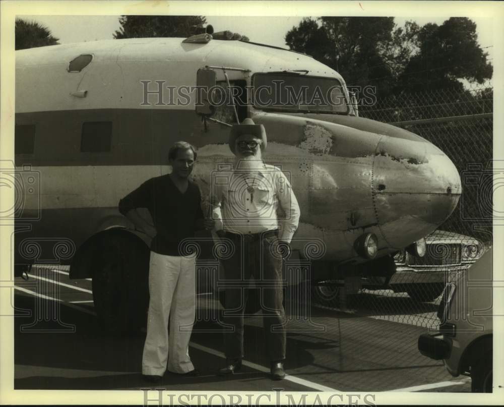 Press Photo Smokey Roland stands with man near plane - Historic Images