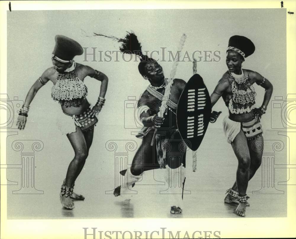 Press Photo Zulu, traditional South African entertainers. - Historic Images