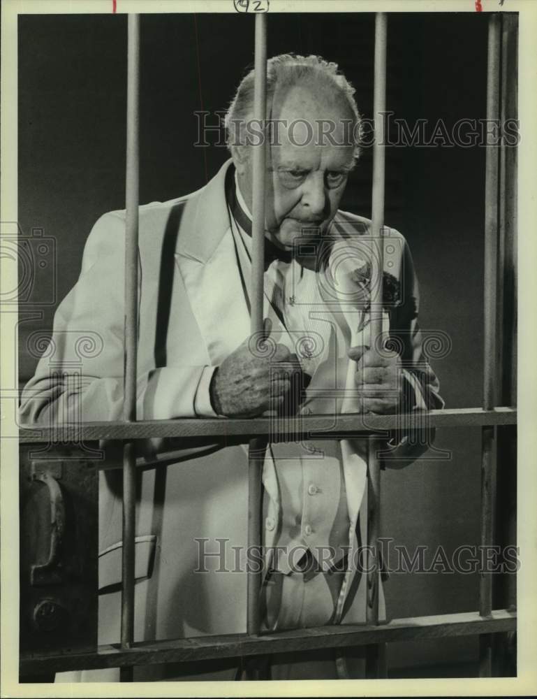 1984 Press Photo Actor John Houseman in Jail in &quot;Silver Silver Spoons&quot; Episode - Historic Images