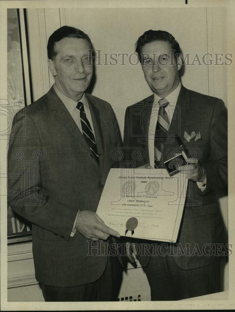 Press Photo Dean Warren K. Agee Presents News Anchor Chet Huntley Award - Historic Images