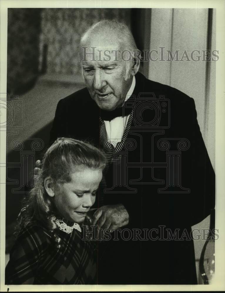 1982 Press Photo Actors Wilfrid Hyde-White &amp; Amanda Peterson on &quot;Father Murphy&quot; - Historic Images