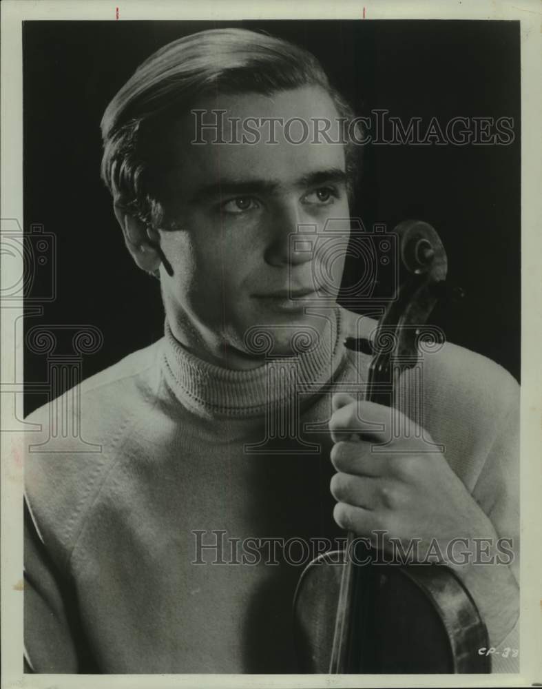 Press Photo Violinist Viktor Tretyakov Holds Violin - Historic Images